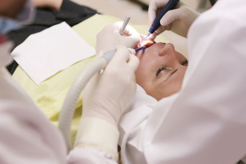 Dr. Felipe Oliveira realizando tratamento odontológico